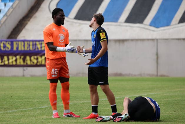 01.08.2026, Fussball, Herren, Testspiel, Saison 2026 2027, 1. FC Saarbrücken - US Thionville Lusitanos, Christian Kühlwetter (1. FC Saarbrücken) verletzt, Wilfried Bedfian (US Thionville Lusitanos), Alexander Straff (1. FC Saarbrücken) Saarbrücken Ludwigsparkstadion Saarland Deutschland (DEU) *** August 1, 2026, Soccer, Men s, Friendly Match, 2026–2027 Season, 1 FC Saarbrücken vs. US Thionville Lusitanos, Christian Kühlwetter (1 FC Saarbrücken) injured, Wilfried Bedfian (US Thionville Lusitanos), Alexander Straff (1 FC Saarbrücken), Saarbrücken, Ludwigsparkstadion, Saarland, Germany, DEU Copyright: xSebastianxBachx