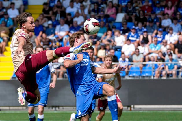 v.li.: Christoph Kobald (KSC, 22), Wouter Burger (Hoffenheim, 18), Zweikampf, Spielszene, Duell, duel, tackle, tackling, Dynamik, Action, Aktion, 01.08.2026, Sinsheim (Deutschland), Fussball, Testspiel, TSG 1899 Hoffenheim - Karlsruher SC, DFB DFL REGULATIONS PROHIBIT ANY USE OF PHOTOGRAPHS AS IMAGE SEQUENCES AND OR QUASI-VIDEO. *** From left: Christoph Kobald (KSC), 22, Wouter Burger (Hoffenheim), 18, tackle, game scene, duel, tackle, tackling, dynamic, action, 01 08 2026, Sinsheim, Germany, soccer, friendly match, TSG 1899 Hoffenheim vs. Karlsruher SC, DFB and DFL regulations prohibit any use of photographs as image sequences and or quasi-video xozx