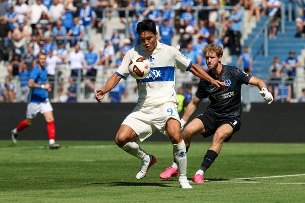 2026.08.01 Darmstadt, Testpiel SV Darmstadt 98 - FC Portsmouth v.l. Hojae Lee (SV Darmstadt 98), in action, with the ball, Nicolas Schmid (Portsmouth) *** August 1, 2026, Darmstadt, Friendly Match: SV Darmstadt 98 vs. FC Portsmouth; from left: Hojae Lee (SV Darmstadt 98), in action, with the ball; Nicolas Schmid (Portsmouth) Copyright: HMBxMedia JoaquimxFerreira