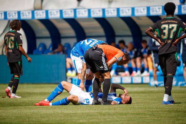 Leon Dajaku (Rostock) liegt verletzt auf dem Rasen und muss ausgewechselt werden.vor ihm Schiedsrichter Bastian Dankert ; GER, FC Hansa Rostock vs. Borussia Mönchengladbach, Fußball, Männer, Testspiel, Spielzeit 2026 2027, 01.08.2026 Rostock Ostseestadion Mecklenburg - Vorpommern Deutschland *** Leon Dajaku of Rostock is lying injured on the field and must be substituted; in front of him is referee Bastian Dankert (GER), FC Hansa Rostock vs. Borussia Mönchengladbach, soccer, men s, friendly match, 2026–2027 season, August 1, 2026, Rostock Ostseestadion, Mecklenburg-Western Pomerania, Germany