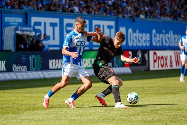 links Ouassim Karada (Rostock) gegen Lukas Ullrich (Gladbach) ; GER, FC Hansa Rostock vs. Borussia Mönchengladbach, Fußball, Männer, Testspiel, Spielzeit 2026 2027, 01.08.2026 Rostock Ostseestadion Mecklenburg - Vorpommern Deutschland *** Left: Ouassim Karada (Rostock) vs. Lukas Ullrich (Gladbach) GER, FC Hansa Rostock vs. Borussia Mönchengladbach, Soccer, Men, Friendly, 2026–2027 Season, August 1, 2026, Rostock Ostseestadion, Mecklenburg-Western Pomerania, Germany