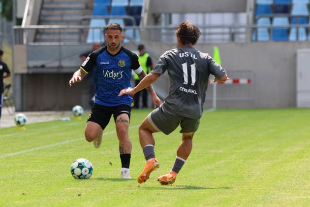 01.08.2026, Fussball, Herren, Testspiel, Saison 2026 2027, 1. FC Saarbrücken - US Thionville Lusitanos, Calogero Rizzuto (1. FC Saarbrücken), Gauthier Laurens (US Thionville Lusitanos) Saarbrücken Ludwigsparkstadion Saarland Deutschland (DEU) *** August 1, 2026, Soccer, Men s, Friendly Match, 2026–2027 Season, 1 FC Saarbrücken vs. US Thionville Lusitanos, Calogero Rizzuto (1 FC Saarbrücken), Gauthier Laurens (US Thionville Lusitanos), Saarbrücken, Ludwigsparkstadion, Saarland, Germany, DEU Copyright: xSebastianxBachx