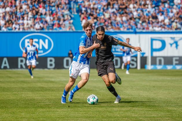 links Bernie Lennemann (Rostock) gegen Kevin Diks (Gladbach) ; GER, FC Hansa Rostock vs. Borussia Mönchengladbach, Fußball, Männer, Testspiel, Spielzeit 2026 2027, 01.08.2026 Rostock Ostseestadion Mecklenburg - Vorpommern Deutschland *** Left: Bernie Lennemann (Rostock) vs. Kevin Diks (Gladbach) GER, FC Hansa Rostock vs. Borussia Mönchengladbach, Soccer, Men, Friendly, 2026–2027 Season, August 1, 2026, Rostock Ostseestadion, Mecklenburg-Western Pomerania, Germany