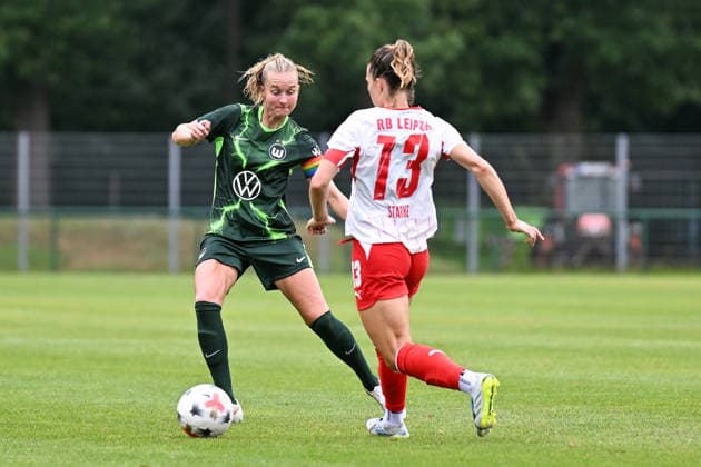 Fußball I Frauen I Saison 2026-2027 I Freundschaftsspiel I RB Leipzig - VfL Wolfsburg I 01.08.2026 Zweikampf Janina Minge (6, VfL Wolfsburg) stellt sich Sandra Starke (13, Rasenballsport Leipzig) in den Weg Markranstädt Rasenplatz, Stadion am Bad Großfeld, Am Stadtbad 30 Sachsen Deutschland *** Soccer I Women’s I 2026–2027 Season I Friendly Match I RB Leipzig vs. VfL Wolfsburg I August 1, 2026, Tackle by Janina Minge 6, VfL Wolfsburg blocks Sandra Starke 13, Rasenballsport Leipzig stands in their way Markranstädt Grass Field, Stadion am Bad Großfeld, Am Stadtbad 30 Saxony, Germany Copyright: xLobeca InesxHähnelx