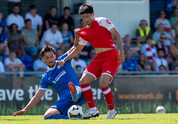 Fußball Regionalliga Staffel West 1. Spieltag SV Westfalia Rhynern - Sportfreunde Siegen am 01.08.2026 im Kümpel + Hellmeister Arena im Westfalia Sportpark in Hamm-Rhynern Melih Sayin ( Rhynern ), links - Rikuhei Nabesaka ( Siegen ), rechts *** Soccer Regional League, West Division 1, Matchday: SV Westfalia Rhynern vs. Sportfreunde Siegen on August 1, 2026, at the Kümpel Hellmeister Arena in the Westfalia Sportpark in Hamm-Rhynern. Melih Sayin (Rhynern), on the left, Rikuhei Nabesaka (Siegen); on the right xMAx