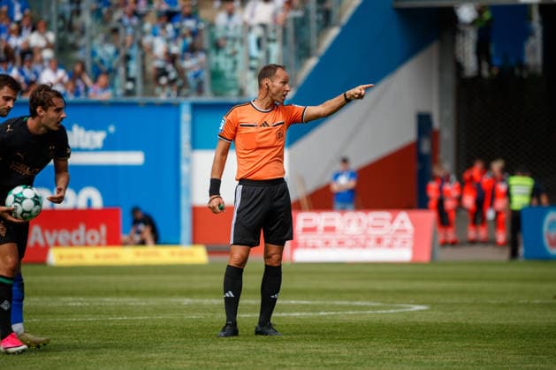 Schiedsrichter Bastian Dankert ; GER, FC Hansa Rostock vs. Borussia Mönchengladbach, Fußball, Männer, Testspiel, Spielzeit 2026 2027, 01.08.2026 Rostock Ostseestadion Mecklenburg - Vorpommern Deutschland *** Referee Bastian Dankert (GER), FC Hansa Rostock vs. Borussia Mönchengladbach, Soccer, Men s, Friendly, 2026–2027 Season, August 1, 2026, Rostock Ostseestadion, Mecklenburg-Western Pomerania, Germany