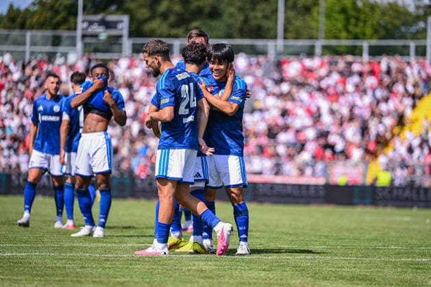 01.08.2026, Fussball, Saison 2026 2027, Testspiel, KSV Hessen Kassel - FC Schalke 04, Satoshi Tanaka (FC Schalke 04) freut sich über das Tor zum 0:5 mit Soufiane El-Faouzi (FC Schalke 04) xRHR-FOTO YYx *** August 1, 2026, Soccer, 2026–2027 season, Friendly match, KSV Hessen Kassel vs. FC Schalke 04, Satoshi Tanaka of FC Schalke 04 celebrates the goal that made it 0–5, scored by Soufiane El Faouzi. FC Schalke 04 xRHR PHOTO YYx Copyright: KROEGER RHR-FOTOx RHR-FOTO YY