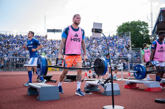 01.08.2026, Fussball, Saison 2026 2027, Testspiel, KSV Hessen Kassel - FC Schalke 04, Torwart Loris Karius (FC Schalke 04) macht Krafttraining und wird von den Fans des FC Schalke 04 angefeuert. xRHR-FOTO YYx *** August 1, 2026, Soccer, 2026–2027 season, friendly match, KSV Hessen Kassel vs. FC Schalke 04, goalkeeper Loris Karius of FC Schalke 04 does strength training and is cheered on by FC Schalke 04 fans xRHR PHOTO YYx Copyright: KROEGER RHR-FOTOx RHR-FOTO YY