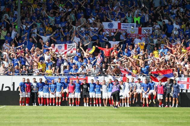 2026.08.01 Darmstadt, Testpiel SV Darmstadt 98 - FC Portsmouth v.l. Team FC Portsmouth applauds the fans, FC Portsmouth Fans *** August 1, 2026, Darmstadt, Friendly Match: SV Darmstadt 98 vs. FC Portsmouth; The FC Portsmouth team applauds the fans; FC Portsmouth fans Copyright: HMBxMedia JoaquimxFerreira