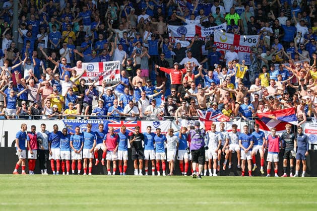 2026.08.01 Darmstadt, Testpiel SV Darmstadt 98 - FC Portsmouth v.l. Team FC Portsmouth applauds the fans, FC Portsmouth Fans *** August 1, 2026, Darmstadt, Friendly Match: SV Darmstadt 98 vs. FC Portsmouth; The FC Portsmouth team applauds the fans; FC Portsmouth fans Copyright: HMBxMedia JoaquimxFerreira