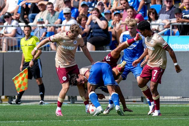 v.li.: Noel Eichinger (KSC, 11), Danyal Zor (KSC, 26), Valentin Gendrey (Hoffenheim, 15), Nathan De Cat (Hoffenheim, 17, Neuzugang), Kevin Wiethaup (KSC, 7), Zweikampf, Spielszene, Duell, duel, tackle, tackling, Dynamik, Action, Aktion, 01.08.2026, Sinsheim (Deutschland), Fussball, Testspiel, TSG 1899 Hoffenheim - Karlsruher SC, DFB DFL REGULATIONS PROHIBIT ANY USE OF PHOTOGRAPHS AS IMAGE SEQUENCES AND OR QUASI-VIDEO. *** From left: Noel Eichinger (KSC), 11, Danyal Zor (KSC), 26, Valentin Gendrey (Hoffenheim), 15, Nathan De Cat (Hoffenheim), 17, new signing, Kevin Wiethaup KSC, 7, tackle, game scene, duel, tackle, tackling, dynamic, action, 01 08 2026, Sinsheim, Germany, soccer, friendly match, TSG 1899 Hoffenheim vs. Karlsruher SC, DFB and DFL regulations prohibit any use of photographs as image sequences and or quasi-video xozx