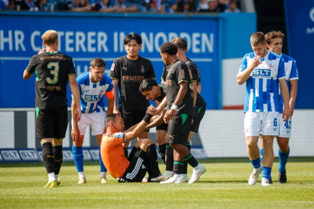 Schiedsrichter Bastian Dankert liegt nach Zusammenprall mit Shuto Machino (Gladbach) amBoden; GER, FC Hansa Rostock vs. Borussia Mönchengladbach, Fußball, Männer, Testspiel, Spielzeit 2026 2027, 01.08.2026 Rostock Ostseestadion Mecklenburg - Vorpommern Deutschland *** Referee Bastian Dankert is on the ground after a collision with Shuto Machino of Gladbach, GER, FC Hansa Rostock vs. Borussia Mönchengladbach, Soccer, Men, Friendly Match, 2026–2027 Season, August 1, 2026, Rostock Ostseestadion, Mecklenburg-Western Pomerania, Germany