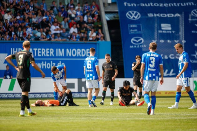 Schiedsrichter Bastian Dankert liegt nach Zusammenprall mit Shuto Machino (Gladbach) amBoden; GER, FC Hansa Rostock vs. Borussia Mönchengladbach, Fußball, Männer, Testspiel, Spielzeit 2026 2027, 01.08.2026 Rostock Ostseestadion Mecklenburg - Vorpommern Deutschland *** Referee Bastian Dankert is on the ground after a collision with Shuto Machino of Gladbach, GER, FC Hansa Rostock vs. Borussia Mönchengladbach, Soccer, Men, Friendly Match, 2026–2027 Season, August 1, 2026, Rostock Ostseestadion, Mecklenburg-Western Pomerania, Germany
