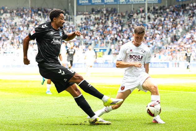 Emmanuel Iyoha (1. FC Magdeburg,8) gegen Oliver Scarles (West Ham United) - 2. Fußball Bundesliga Saison 2026-2027 Testspiel Sommervorbereitung 1. FC Magdeburg vs West Ham United in der Avnet Arena in Magdeburg - Aktion,Fußball,Mann,Männer,Deutschland,01.08.2026 *** Emmanuel Iyoha (1. FC Magdeburg), 8 vs. Oliver Scarles (West Ham United), 2; Bundesliga, 2026–2027 season; preseason friendly; 1. FC Magdeburg vs. West Ham United at the Avnet Arena in Magdeburg; action, soccer, man,Men, Germany, August 1, 2026