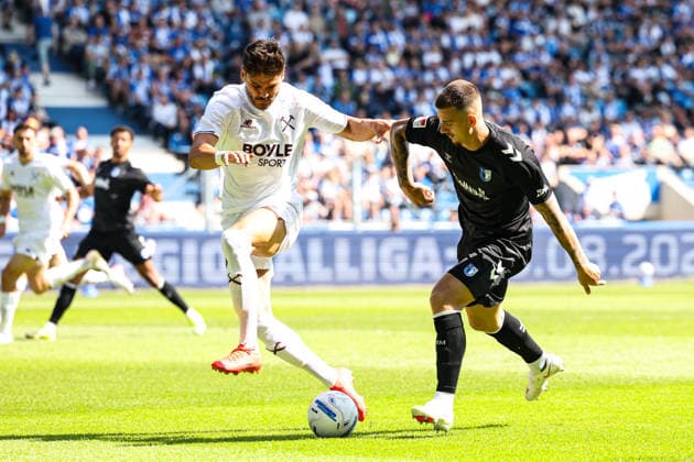 Mateusz Zukowski (1. FC Magdeburg,22) gegen Konstantinos Mavropanos Hermansen (West Ham United) - 2. Fußball Bundesliga Saison 2026-2027 Testspiel Sommervorbereitung 1. FC Magdeburg vs West Ham United in der Avnet Arena in Magdeburg - Aktion,Fußball,Mann,Männer,Deutschland,01.08.2026 *** Mateusz Zukowski, 1. FC Magdeburg, 22, vs. Konstantinos Mavropanos Hermansen, West Ham United, 2, Bundesliga Season 2026–2027, Summer Friendly, 1. FC Magdeburg vs. West Ham United at the Avnet Arena in Magdeburg, Action, Soccer, Man,Men, Germany, August 1, 2026