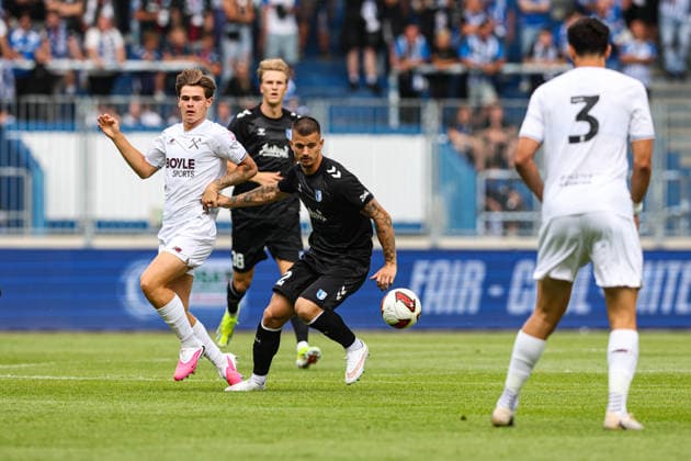 Torben Müssel (1. FC Magdeburg,26) gegen Lewis Orford (West Ham United) - 2. Fußball Bundesliga Saison 2026-2027 Testspiel Sommervorbereitung 1. FC Magdeburg vs West Ham United in der Avnet Arena in Magdeburg - Aktion,Fußball,Mann,Männer,Deutschland,01.08.2026 *** Torben Müssel, 1. FC Magdeburg, 26, vs. Lewis Orford, West Ham United, 2; German Bundesliga, 2026–2027 season; preseason friendly; 1. FC Magdeburg vs. West Ham United at the Avnet Arena in Magdeburg; action, soccer, man,Men, Germany, August 1, 2026