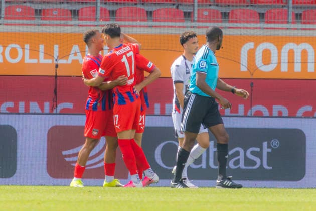 Heidenheim, Deutschland 01. August 2026: Testspiel - 2026 2027 - 1. FC Heidenheim 1846 gegen FC Ingolstadt 04 Im Bild: in der Traube Torschütze Adrian Beck (FCH) jubelt nach seinem Tor zum 1:0 mit seinen Mannschaftskollegen, Voith-Arena Bayern *** Heidenheim, Germany August 1, 2026 Friendly Match 2026–2027 1 FC Heidenheim 1846 vs. FC Ingolstadt 04 Pictured in the crowd: Goal scorer Adrian Beck (FCH) celebrates with his teammates after scoring the 1–0 goal, Voith Arena, Bavaria Copyright: xFotostandx xSchäferx