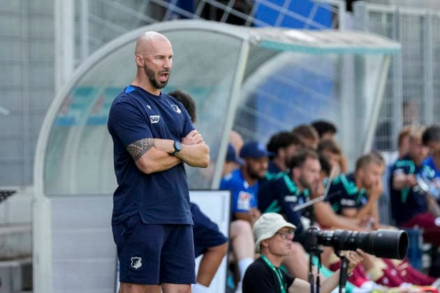 Christian Ilzer (Trainer, Cheftrainer, Hoffenheim), Einzelbild, Einzelfoto, Aktion, Action, 01.08.2026, Sinsheim (Deutschland), Fussball, Testspiel, TSG 1899 Hoffenheim - Karlsruher SC, DFB DFL REGULATIONS PROHIBIT ANY USE OF PHOTOGRAPHS AS IMAGE SEQUENCES AND OR QUASI-VIDEO. *** Christian Ilzer, Coach, Head Coach, Hoffenheim, Single Image, Single Photo, Action, 01 08 2026, Sinsheim, Germany, soccer, friendly match, TSG 1899 Hoffenheim vs. Karlsruher SC, DFB and DFL regulations prohibit any use of photographs as image sequences and or quasi-video xozx