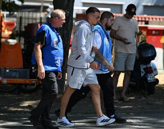 01.08.2026, xophax, Fussball 1.Bundesliga, 1.FC Koeln Saisoneröffnung beim 1.FC Köln am Rhein Energie Stadion. Schlange stehen für ein Autogramm von Said El Mala. Said El Mala muss von Security und Wachdienst über das Gelände geführt werden. Köln *** August 1, 2026, xophax, Soccer, Bundesliga 1, 1. FC Köln Season opener at 1. FC Köln’s Rhein Energie Stadium; fans line up for an autograph from Said El Mala; Said El Mala has to be escorted across the grounds by security and guards; Cologne