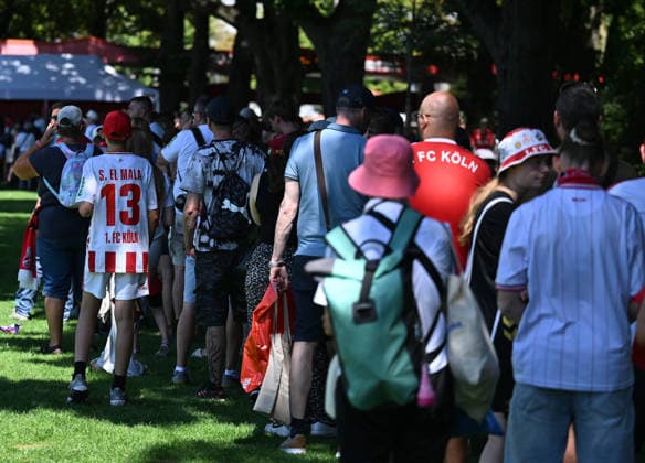 01.08.2026, xophax, Fussball 1.Bundesliga, 1.FC Koeln Saisoneröffnung beim 1.FC Köln am Rhein Energie Stadion. Schlange stehen für ein Autogramm von Said El Mala. Köln *** August 1, 2026, xophax, Soccer, Bundesliga 1, 1. FC Köln: Season opener for 1. FC Köln at the Rhein Energie Stadium; fans line up for an autograph from Said El Mala in Cologne