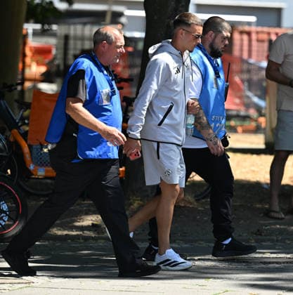 01.08.2026, xophax, Fussball 1.Bundesliga, 1.FC Koeln Saisoneröffnung beim 1.FC Köln am Rhein Energie Stadion. Schlange stehen für ein Autogramm von Said El Mala. Said El Mala muss von Security und Wachdienst über das Gelände geführt werden. Köln *** August 1, 2026, xophax, Soccer, Bundesliga 1, 1. FC Köln Season opener at 1. FC Köln’s Rhein Energie Stadium; fans line up for an autograph from Said El Mala; Said El Mala has to be escorted across the grounds by security and guards; Cologne