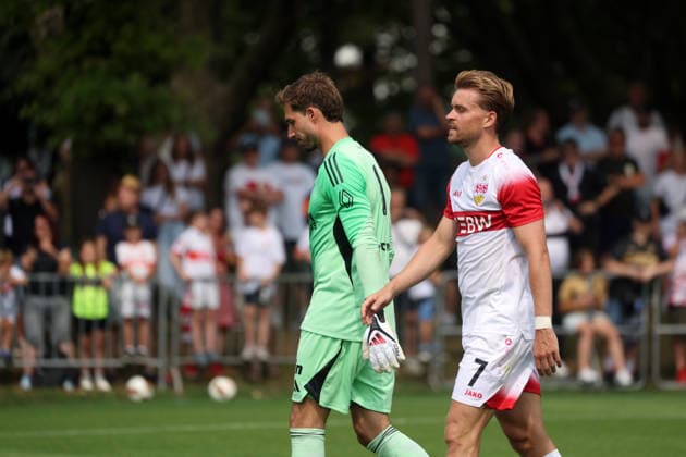 01.08.26 VfB Stuttgart - Paris FC Deutschland, Stuttgart, 01.08.2026, Fussball, Bundesliga, Saison 2026 2027, Testspiel, VfB Stuttgart - Paris FC: v.l. Kevin Trapp (Paris FC), Maximiilian Mittelstädt (VfB Stuttgart). *** August 1, 2026: VfB Stuttgart vs. Paris FC, Germany, Stuttgart, August 1, 2026, Soccer, Bundesliga, 2026–2027 Season, Friendly Match, VfB Stuttgart vs. Paris FC; L: Kevin Trapp (Paris FC), Maximiilian Mittelstädt (VfB Stuttgart)