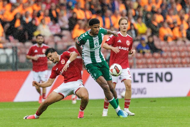 01.08.2026, GER, Testspiel, Saison 2026 2027), FC Energie Cottbus - SV Werder Bremen. Salim Musah (SV Werder Bremen 29) im Zweikampf gegen Jannis Zaydan (FC Energie Cottbus 42) Cottbus Stadion der Freundschaft Brandenburg Deutschland *** August 1, 2026, GER, Friendly Match, 2026–2027 Season, FC Energie Cottbus vs. SV Werder Bremen, Salim Musah (SV Werder Bremen, No. 29) in a tackle against Jannis Zaydan (FC Energie Cottbus, No. 42), Cottbus Stadion der Freundschaft, Brandenburg, Germany Copyright: xnordphotoxGmbHx xTrienitzx