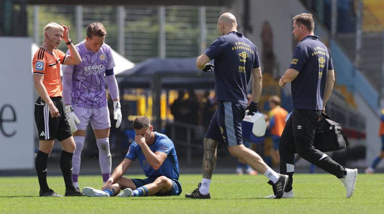 Verletzung Andi Hoti (Eintracht Braunschweig) Fussball, Herren, Saison 2026 2027 2.BL, Eintracht Stadion, Eintracht Braunschweig gegen RAAL La Louviere, Saisonvorbereitung, Testspiel, 0-0 DFL REGULATIONS PROHIBIT ANY USE OF PHOTOGRAPHS AS IMAGE SEQUENCES AND OR QUASI-VIDEO. *** Andi Hoti Injury, Eintracht Braunschweig Soccer, Men s, 2026–2027 Season, 2. Bundesliga, Eintracht Stadium, Eintracht Braunschweig vs. RAAL La Louvière, preseason, friendly match, 0–0. DFL regulations prohibit any use of photographs as image sequences and or quasi-video.