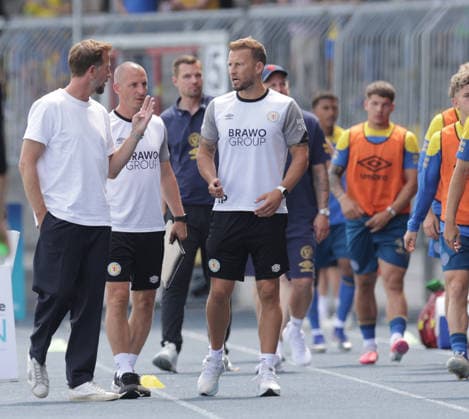 Cheftrainer Lars Kornetka (Eintracht Braunschweig) und sein Team Fussball, Herren, Saison 2026 2027 2.BL, Eintracht Stadion, Eintracht Braunschweig gegen RAAL La Louviere, Saisonvorbereitung, Testspiel, 0-0 DFL REGULATIONS PROHIBIT ANY USE OF PHOTOGRAPHS AS IMAGE SEQUENCES AND OR QUASI-VIDEO. *** Head Coach Lars Kornetka, Eintracht Braunschweig, and his team; Men s Soccer, 2026–2027 Season, 2. Bundesliga, Eintracht Stadium, Eintracht Braunschweig vs. RAAL La Louvière, preseason, friendly match, 0–0. DFL regulations prohibit any use of photographs as image sequences and or quasi-video.