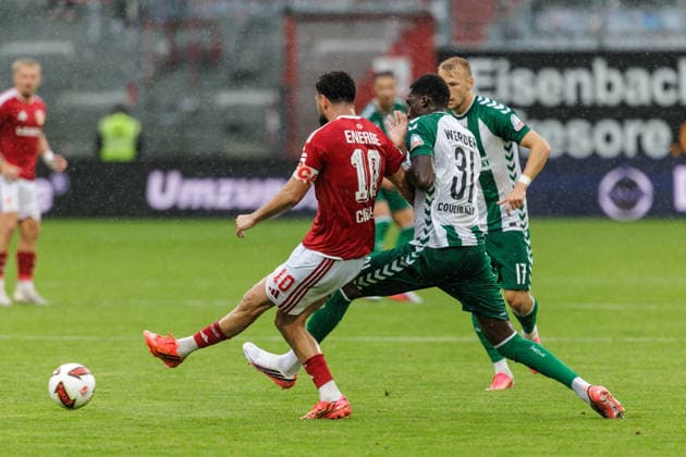 01.08.2026, GER, Testspiel, Saison 2026 2027), FC Energie Cottbus - SV Werder Bremen. Karim Coulibaly (SV Werder Bremen 31) im Zweikampf gegen Tolcay Cigerci (FC Energie Cottbus 10) Cottbus Stadion der Freundschaft Brandenburg Deutschland *** August 1, 2026, GER, Friendly Match, 2026–2027 Season, FC Energie Cottbus vs. SV Werder Bremen; Karim Coulibaly (SV Werder Bremen, No. 31) in a tackle against Tolcay Cigerci (FC Energie Cottbus, No. 10); Cottbus Stadion der Freundschaft, Brandenburg, Germany Copyright: xnordphotoxGmbHx xTrienitzx