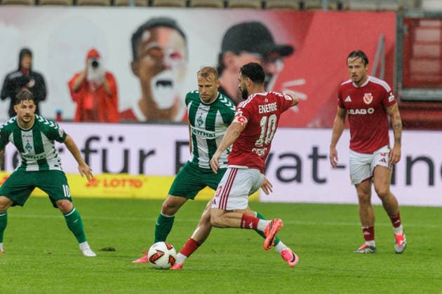 01.08.2026, GER, Testspiel, Saison 2026 2027), FC Energie Cottbus - SV Werder Bremen. Marco Grüll Marco Gruell (SV Werder Bremen 17) im Zweikampf gegen Tolcay Cigerci (FC Energie Cottbus 10) Cottbus Stadion der Freundschaft Brandenburg Deutschland *** August 1, 2026, GER, Friendly Match, 2026–2027 Season, FC Energie Cottbus vs. SV Werder Bremen; Marco Grüll (SV Werder Bremen, No. 17) in a tackle against Tolcay Cigerci (FC Energie Cottbus, No. 10); Cottbus Stadion der Freundschaft, Brandenburg, Germany Copyright: xnordphotoxGmbHx xTrienitzx