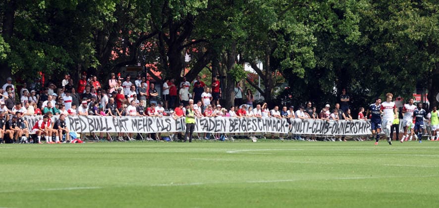 01.08.26 VfB Stuttgart - Paris FC Deutschland, Stuttgart, 01.08.2026, Fussball, Bundesliga, Saison 2026 2027, Testspiel, VfB Stuttgart - Paris FC: VfB Stuttgart Protest Plakat gegen RB Red Bull Investor bei Paris FC. *** August 1, 2026: VfB Stuttgart vs. Paris FC, Germany, Stuttgart, August 1, 2026, Soccer, Bundesliga, 2026–2027 Season, Friendly Match, VfB Stuttgart vs. Paris FC; VfB Stuttgart Protest Sign Against RB Red Bull Investor at Paris FC