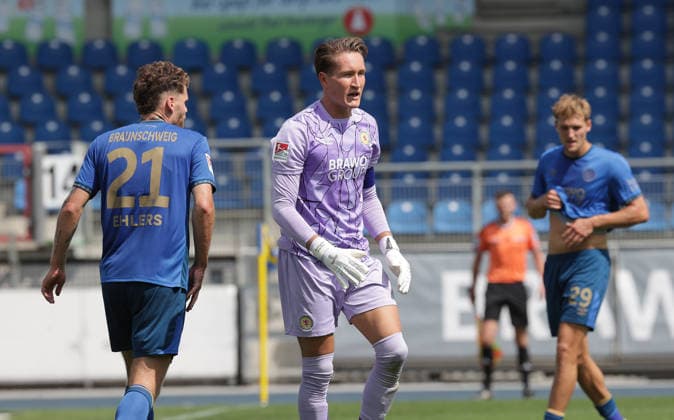 Kevin Ehlers (Eintracht Braunschweig), Torhueter Ron Thorben Hoffmann (Eintracht Braunschweig), Lukas Frenkert (Eintracht Braunschweig) Fussball, Herren, Saison 2026 2027 2.BL, Eintracht Stadion, Eintracht Braunschweig gegen RAAL La Louviere, Saisonvorbereitung, Testspiel, 0-0 DFL REGULATIONS PROHIBIT ANY USE OF PHOTOGRAPHS AS IMAGE SEQUENCES AND OR QUASI-VIDEO. *** Kevin Ehlers, Eintracht Braunschweig; Goalkeeper Ron Thorben Hoffmann, Eintracht Braunschweig; Lukas Frenkert, Eintracht Braunschweig Soccer, Men s, 2026–2027 Season, 2. Bundesliga, Eintracht Stadium, Eintracht Braunschweig vs. RAAL La Louvière, preseason, friendly match, 0–0. DFL regulations prohibit any use of photographs as image sequences and or quasi-video.