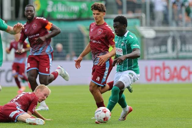 01.08.26, GER, Regionalliga Nord, Fussball, 1. Spieltag, Saison 2026 2027, Dietmar-Scholze-Stadion an der Lohmuehle, VfB Luebeck vs SC Weiche Flensburg Emmanuel Appiah (VfB Luebeck 18) im Zweikampf gegen Theo Behrmann (SC Weiche Flensburg 08 28) am Boden Torben Marten (SC Weiche Flensburg 08 03) Foto nordphoto GmbH Tauchnitz Luebeck Dietmar-Scholze-Stadion an der Lohmuehle SH Germany *** August 26, 2026, GER, Regionalliga Nord, Soccer, Matchday 1, 2026–2027 Season, Dietmar Scholze Stadium an der Lohmuehle, VfB Lübeck vs. SC Weiche Flensburg Emmanuel Appiah (VfB Lübeck 18) in a tackle against Theo Behrmann (SC Weiche Flensburg 08) 28 on the ground Torben Marten (SC Weiche Flensburg 08) 03 Photo: nordphoto GmbH Tauchnitz Lübeck Dietmar Scholze Stadium an der Lohmuehle, SH, Germany Copyright: xnordphotoxGmbHx xTauchnitzx