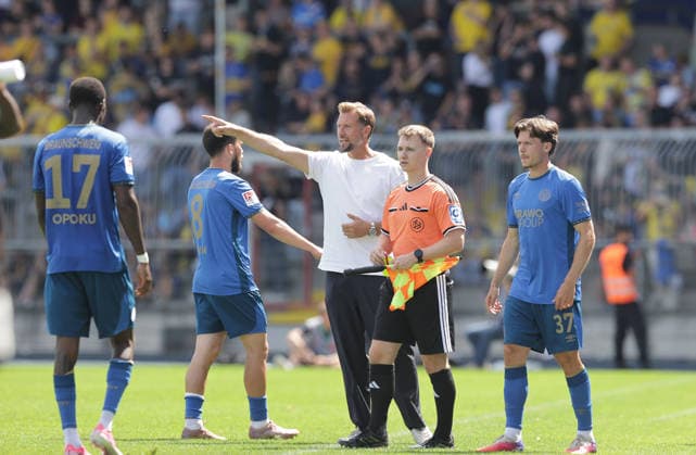 Cheftrainer Lars Kornetka (Eintracht Braunschweig) Fussball, Herren, Saison 2026 2027 2.BL, Eintracht Stadion, Eintracht Braunschweig gegen RAAL La Louviere, Saisonvorbereitung, Testspiel, 0-0 DFL REGULATIONS PROHIBIT ANY USE OF PHOTOGRAPHS AS IMAGE SEQUENCES AND OR QUASI-VIDEO. *** Head Coach Lars Kornetka, Eintracht Braunschweig Soccer, Men s Team, 2026–2027 Season, 2. Bundesliga, Eintracht Stadium, Eintracht Braunschweig vs. RAAL La Louvière, preseason, friendly match, 0–0. DFL regulations prohibit any use of photographs as image sequences and or quasi-video.