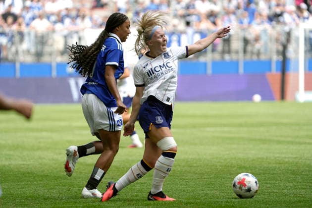 Foto : Jutta Rantala ( Everton ) kommt zu Fall gegen Melina KRÜGER (HSV , links) HSV Saisoneröffnung am Sa. 01.08.2026 Fussball Testspiel der Damen Hamburger SV - FC Everton *** Photo by Jutta Rantala: Everton goes down against Melina KRÜGER (HSV), left. HSV season opener on Sat, Aug. 1, 2026. Women s soccer friendly: Hamburger SV vs. Everton FC