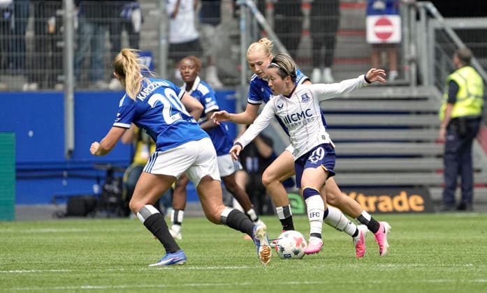 Foto : Yuka Momiki ( Everton ) gegen Pauline Bartz (HSV) und links ... Nikola KARCZEWSKA (HSV) HSV Saisoneröffnung am Sa. 01.08.2026 Fussball Testspiel der Damen Hamburger SV - FC Everton *** Photo: Yuka Momiki (Everton) vs. Pauline Bartz (HSV); on the left, Nikola KARCZEWSKA (HSV). HSV Season Opener on Sat, Aug. 1, 2026. Women s soccer friendly match: Hamburger SV vs. Everton FC