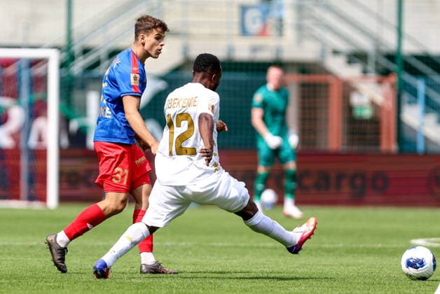 01.08.2026, Gliwice Mecz PKO Ekstraklasa sezon 2026 27 Piast Gliwice - Wisla Krakow - Football Match Polish Top League Piast Gliwice - Wisla Krakow Nz. Oskar Lesniak James Igbekeme Fot. Michal Chwieduk Arena Akcji NEWSPIX.PL --- newspix.pl POLAND OUT! 