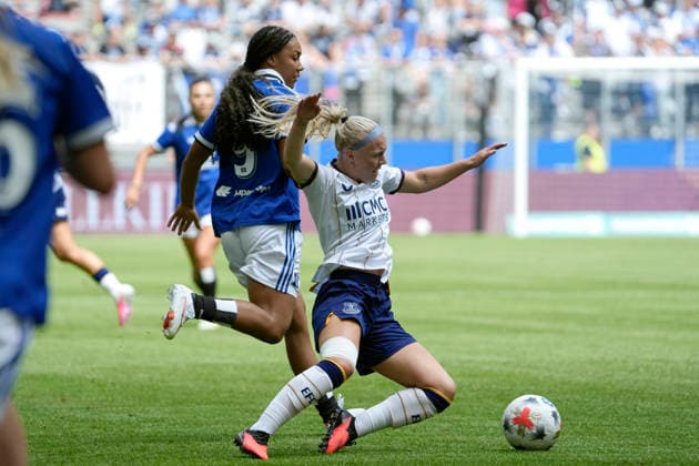 Foto : Jutta Rantala ( Everton ) kommt zu Fall gegen Melina KRÜGER (HSV , links) HSV Saisoneröffnung am Sa. 01.08.2026 Fussball Testspiel der Damen Hamburger SV - FC Everton *** Photo by Jutta Rantala: Everton goes down against Melina KRÜGER (HSV), left. HSV season opener on Sat, Aug. 1, 2026. Women s soccer friendly: Hamburger SV vs. Everton FC