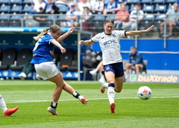 Foto : Jonna WREDE (HSV) beim Torschuss gegen Hannah Blundell ( rechts , Everton ) HSV Saisoneröffnung am Sa. 01.08.2026 Fussball Testspiel der Damen Hamburger SV - FC Everton *** Photo: Jonna WREDE (HSV) taking a shot on goal against Hannah Blundell (right), Everton; HSV season opener on Sat, Aug. 1, 2026; women s soccer friendly between Hamburger SV and Everton FC