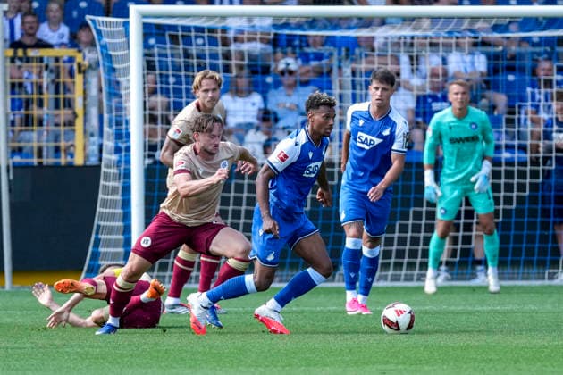 v.li.: Christoph Kobald (KSC, 22), Bambase Conte (Hoffenheim, 20), Zweikampf, Spielszene, Duell, duel, tackle, tackling, Dynamik, Action, Aktion, 01.08.2026, Sinsheim (Deutschland), Fussball, Testspiel, TSG 1899 Hoffenheim - Karlsruher SC, DFB DFL REGULATIONS PROHIBIT ANY USE OF PHOTOGRAPHS AS IMAGE SEQUENCES AND OR QUASI-VIDEO. *** From left: Christoph Kobald (KSC), 22; Bambase Conte (Hoffenheim), 20; tackle, game scene, duel, tackle, tackling, dynamics, action, 01 08 2026, Sinsheim, Germany, soccer, friendly match, TSG 1899 Hoffenheim vs. Karlsruher SC, DFB and DFL regulations prohibit any use of photographs as image sequences and or quasi-video xozx