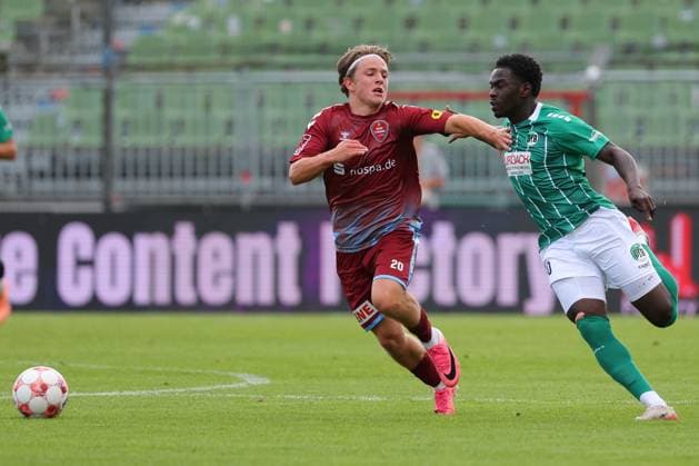 01.08.26, GER, Regionalliga Nord, Fussball, 1. Spieltag, Saison 2026 2027, Dietmar-Scholze-Stadion an der Lohmuehle, VfB Luebeck vs SC Weiche Flensburg Samuel Hust (SC Weiche Flensburg 08 20) im Laufduell mit Emmanuel Appiah (VfB Luebeck 18) Foto nordphoto GmbH Tauchnitz Luebeck Dietmar-Scholze-Stadion an der Lohmuehle SH Germany *** August 26, 2001, Germany, Regionalliga Nord, Soccer, Matchday 1, 2026–2027 Season, Dietmar Scholze Stadium an der Lohmuehle, VfB Lübeck vs. SC Weiche Flensburg Samuel Hust (SC Weiche Flensburg 08 20) in a footrace with Emmanuel Appiah (VfB Lübeck 18). Photo: nordphoto GmbH, Tauchnitz, Lübeck, Dietmar Scholze Stadium an der Lohmuehle, SH, Germany Copyright: xnordphotoxGmbHx xTauchnitzx