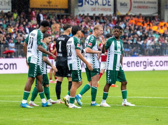 Fußball, Herren, Testspiel, Saison 2026 2027, FC Energie Cottbus - SV Werder Bremen, v.l. Salim Musah (Werder Bremen), Romano Schmid (Werder Bremen), Dariusz Stalmach (Werder Bremen), Oskar Wojcik (Werder Bremen), Samuel Mbangula (Werder Bremen), Jubel nach Tor zum 1:2, 01.08. 2026, *** Soccer, Men s, Friendly Match, 2026–2027 Season, FC Energie Cottbus vs. SV Werder Bremen, from left: Salim Musah (Werder Bremen), Romano Schmid (Werder Bremen), Dariusz Stalmach (Werder Bremen), Oskar Wojcik (Werder Bremen), Samuel Mbangula (Werder Bremen), celebration after the goal that made it 1–2, August 1, 2026, Copyright: xSebastianxRäppold MatthiasxKochx