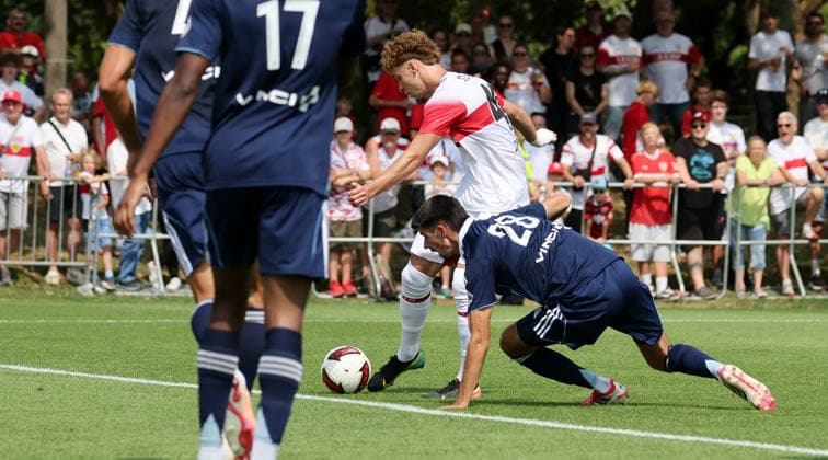 2026.08.01, Deutschland, Stuttgart, Fußball VfB Stuttgart vs. Paris FC, v.l. Torschütze Lazar Jovanovic (VfB) schießt das Tor zum 1:0, Lassine Sinayoko (Paris) *** August 1, 2026, Germany, Stuttgart, Soccer: VfB Stuttgart vs. Paris FC; from left: Goal scorer Lazar Jovanovic (VfB) scores the goal to make it 1–0; Lassine Sinayoko (Paris)