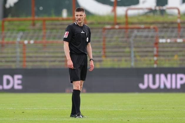 01.08.26, GER, Regionalliga Nord, Fussball, 1. Spieltag, Saison 2026 2027, Dietmar-Scholze-Stadion an der Lohmuehle, VfB Luebeck vs SC Weiche Flensburg Einzelaktion Aktion Ganze Figur Einzeln Freisteller Schiedsrichter Kevin Behrens Foto nordphoto GmbH Tauchnitz Luebeck Dietmar-Scholze-Stadion an der Lohmuehle SH Germany *** August 26, 2026, GER, Regionalliga Nord, Soccer, Matchday 1, 2026–2027 Season, Dietmar Scholze Stadium at the Lohmühle, VfB Lübeck vs. SC Weiche Flensburg, Individual Play, Full-Body Shot, Isolated Subject, Referee Kevin Behrens, Photo by nordphoto GmbH, Tauchnitz, Lübeck, Dietmar Scholze Stadium at the Lohmühle, SH, Germany Copyright: xnordphotoxGmbHx xTauchnitzx