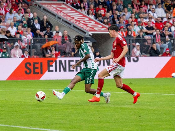 Fußball, Herren, Testspiel, Saison 2026 2027, FC Energie Cottbus - SV Werder Bremen, v.l. Samuel Mbangula (Werder Bremen) erzielt das Tor zum 1:2 gegen Luca Erlein (Energie Cottbus), 01.08. 2026, *** Soccer, Men s, Friendly Match, 2026–2027 Season, FC Energie Cottbus vs. SV Werder Bremen, from left: Samuel Mbangula (Werder Bremen) scores the goal to make it 1–2 against Luca Erlein (Energie Cottbus), August 1, 2026, Copyright: xSebastianxRäppold MatthiasxKochx