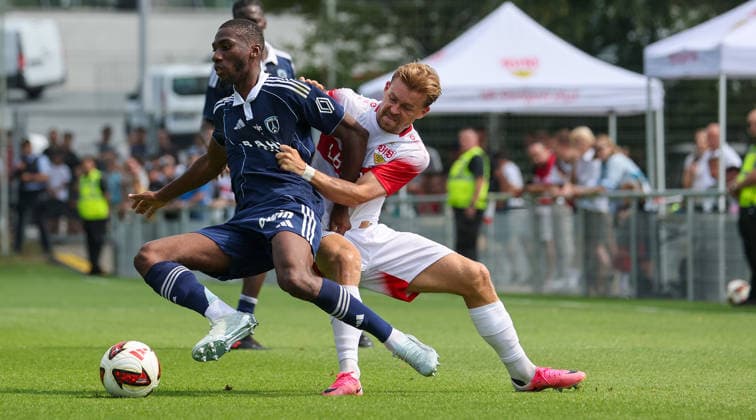 2026.08.01, Deutschland, Stuttgart, Fußball VfB Stuttgart vs. Paris FC, Vincent Marchetti (Paris), Maximilian Mittelstädt (VfB) *** August 1, 2026, Germany, Stuttgart, Soccer: VfB Stuttgart vs. Paris FC, Vincent Marchetti (Paris), Maximilian Mittelstädt (VfB)
