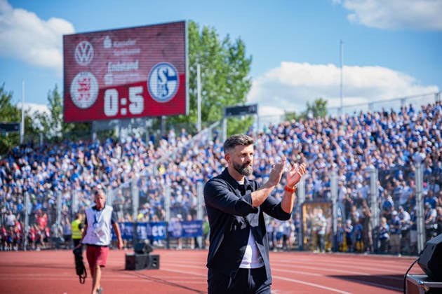 01.08.2026, Fussball, Saison 2026 2027, Testspiel, KSV Hessen Kassel - FC Schalke 04, Trainer Miron Muslic (FC Schalke 04) bedankt sich bei den Fans für die Unterstützung. xRHR-FOTO YYx *** August 1, 2026, Soccer, 2026–2027 Season, Friendly Match, KSV Hessen Kassel vs. FC Schalke 04, Coach Miron Muslic. FC Schalke 04 thanks the fans for their support. xRHR PHOTO YYx Copyright: KROEGER RHR-FOTOx RHR-FOTO YY