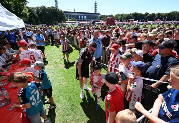 01.08.2026, xophax, Fussball 1.Bundesliga, 1.FC Koeln Saisoneröffnung beim 1.FC Köln am Rhein Energie Stadion. Hype um Said El Mala ( 1.FC Köln ) .Schlange stehen für ein Autogramm und Foto. Köln *** August 1, 2026, xophax, Soccer, Bundesliga 1, 1. FC Köln Season opener for 1. FC Köln at Rhein Energie Stadium Hype surrounding Said El Mala 1. FC Köln Fans line up for autographs and photos Cologne