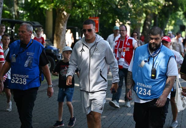 01.08.2026, xophax, Fussball 1.Bundesliga, 1.FC Koeln Saisoneröffnung beim 1.FC Köln am Rhein Energie Stadion. Hype um Said El Mala ( 1.FC Köln ) bei den Fans. Said El Mala bewacht und geschützt von Security Köln *** August 1, 2026, xophax, Soccer, Bundesliga 1, 1. FC Köln Season opener for 1. FC Köln at the Rhein Energie Stadium Hype surrounding Said El Mala 1. FC Köln fans: Said El Mala guarded and protected by security in Cologne